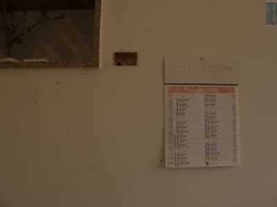 Sulla parete un calendario � fermo all�anno 2012...